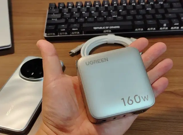 UGREEN 65W in use