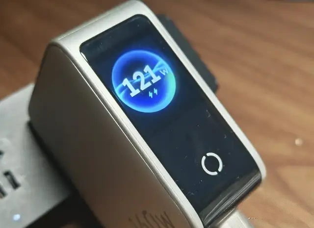 GaN charger with wattage display screen